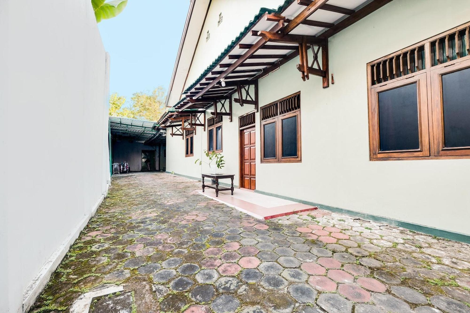 Spot On 92068 Pudja Kesuma Homestay Syariah Yogyakarta Pedes エクステリア 写真